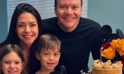 Michel Telo comemora aniversario ao lado da esposa e filhos