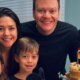 Michel Telo comemora aniversario ao lado da esposa e filhos