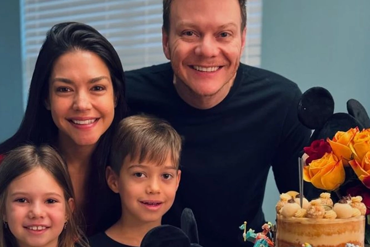 Michel Teló comemora aniversário ao lado da esposa e filhos, contemplando maior presente que recebeu 31 Michel Telo comemora aniversario ao lado da esposa e filhos