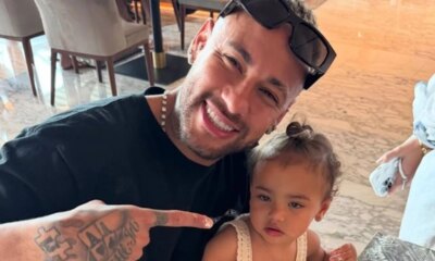Pai coruja Neymar mostra casaquinho personalizado da filha reacao de