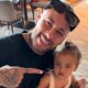 Pai coruja Neymar mostra casaquinho personalizado da filha reacao de