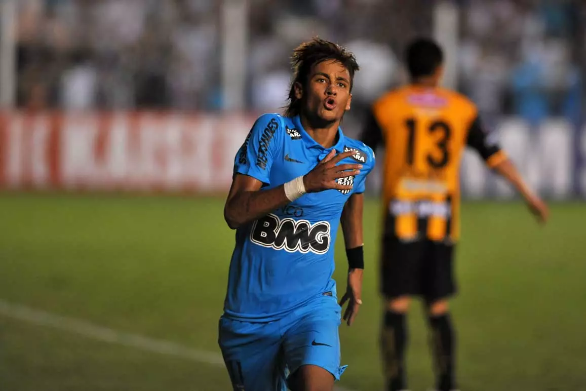 Santos pode apostar na nostalgia com a volta de Neymar – e o retorno do uniforme azul 31 Santos pode apostar na nostalgia com a volta de Neymar.webp