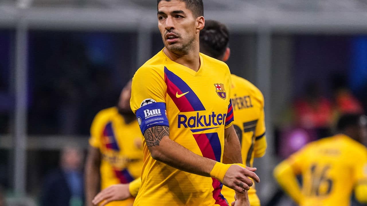 VÍDEO: Luis Suárez vira herói ao salvar homem de tentativa de suicídio no Uruguai 31 VIDEO Luis Suarez vira heroi ao salvar homem de tentativa