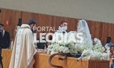 Veja a primeira imagem de Sabrina Sato e Nicolas Prattes no altar