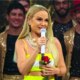 Video Eliana fica aos prantos na Globo entrega rosa a