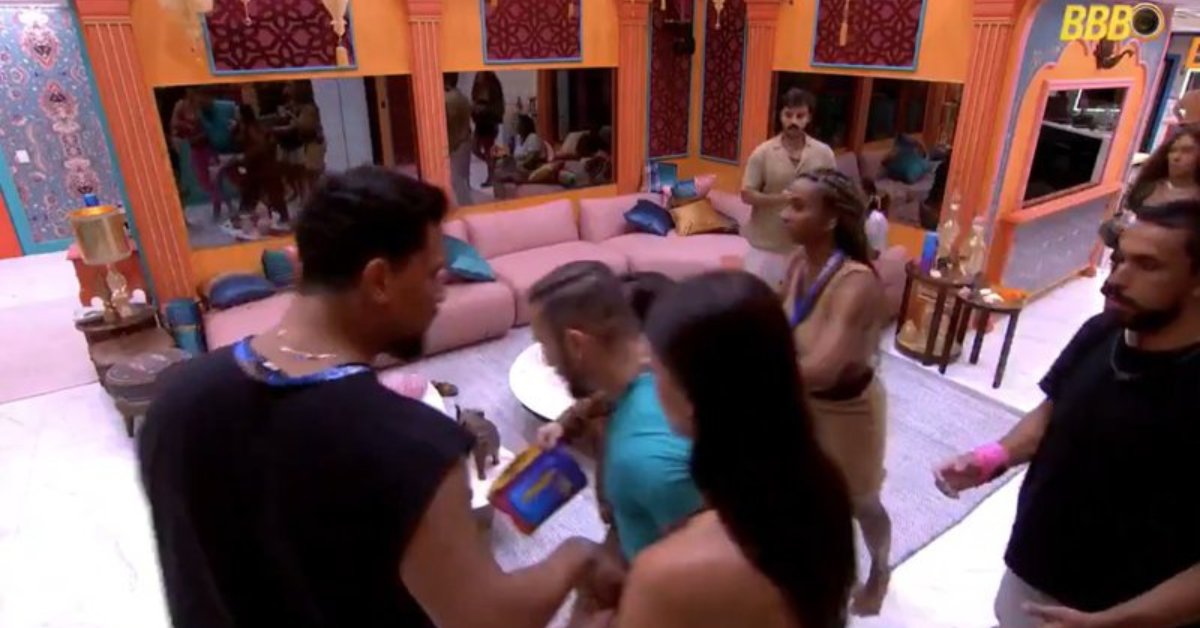 Vídeo mostra o momento em que Diego Hypolito deixa a casa do BBB25 após passar mal 31 Video mostra o momento em que Diego Hypolito deixa a