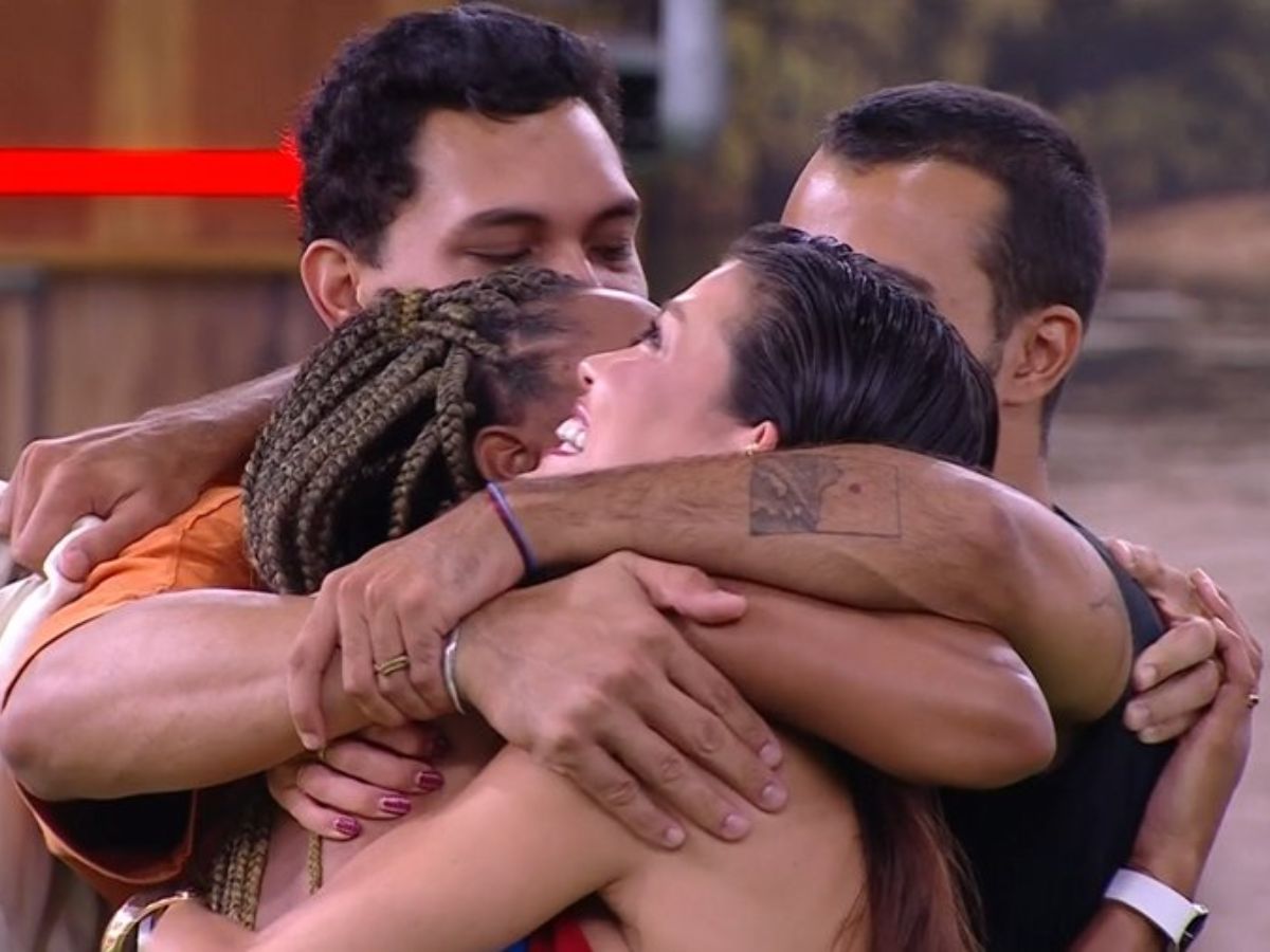 (Aline, Vitória, Mateus e Vinícius comemoram volta do paredão)