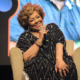 Alcione passa mal devido ao calor e show em Recife