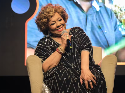 Alcione passa mal devido ao calor e show em Recife