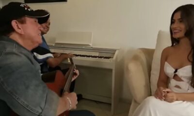 Amado Batista exibe momento em voz e violao para dedicar