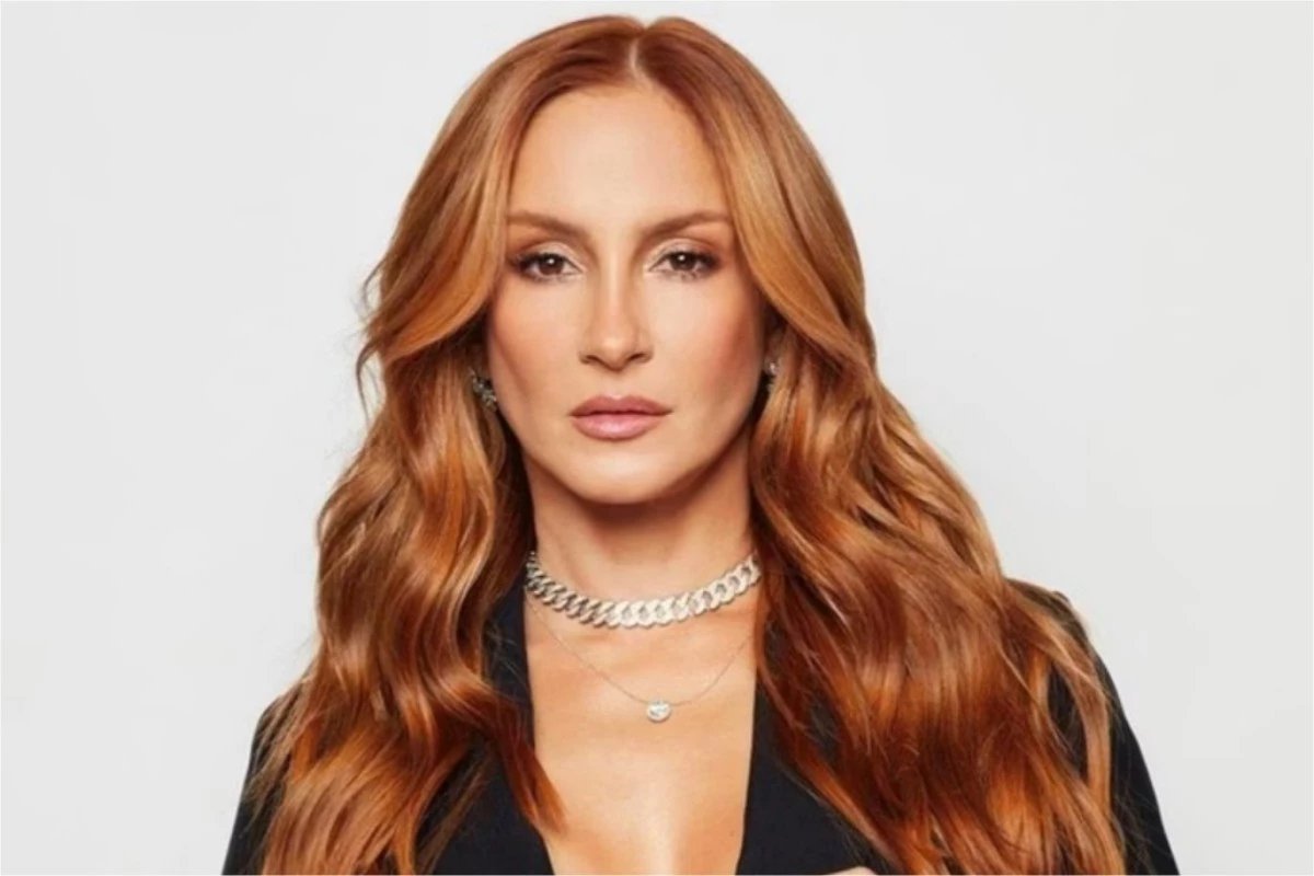 Apos polemica religiosa Claudia Leitte se apresenta e e recebida