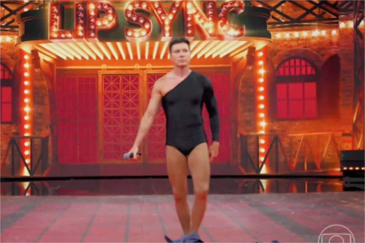 De salto e peruca, Rodrigo Faro tira a roupa no Domingão e dubla Beyoncé 31 De salto e peruca Rodrigo Faro tira a roupa no