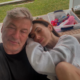 Esposa de Alec Baldwin revela diagnostico de ator apos tiroteio
