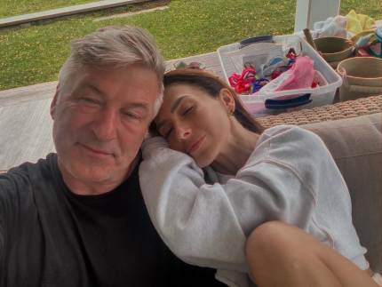 Esposa de Alec Baldwin revela diagnostico de ator apos tiroteio