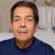 Faustao aparece em cadeira de rodas e com o pe
