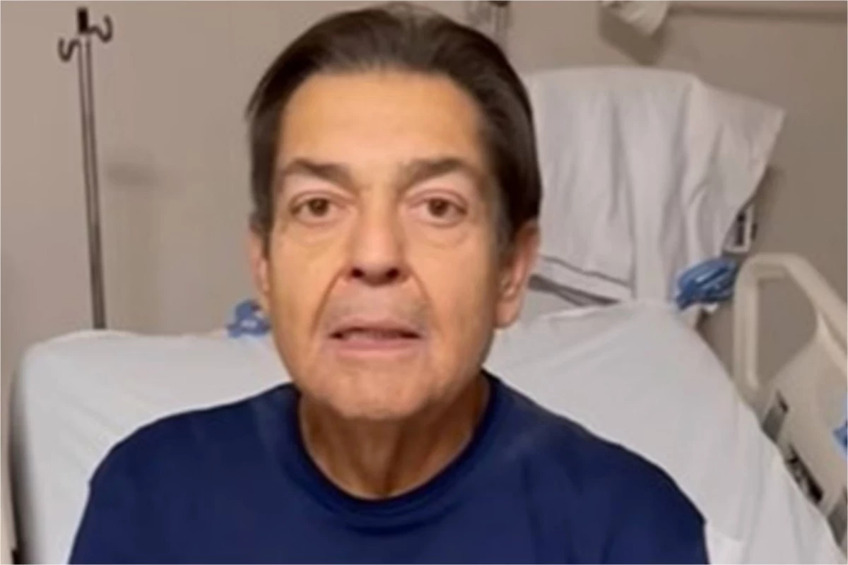 Faustão aparece em cadeira de rodas e com o pé enfaixado, ao lado de Gusttavo Lima 33 Faustao aparece em cadeira de rodas e com o pe