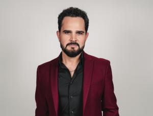 Luciano Camargo faz mencao a alianca e emociona fas ao