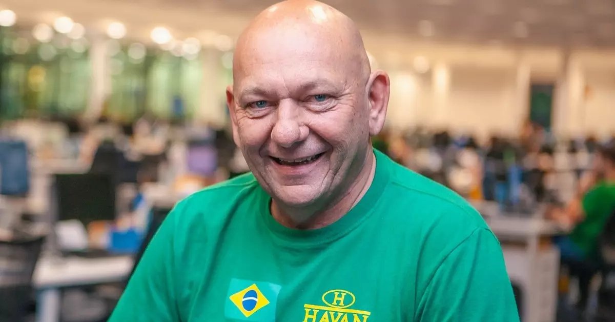 Luciano Hang surge em leito de hospital e revela problema grave no coração: 'Muito preocupado' 31 Luciano Hang surge em leito de hospital e revela problema