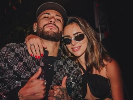 Novos tempos Neymar curte festao pos jogo e leva Biancardi junto