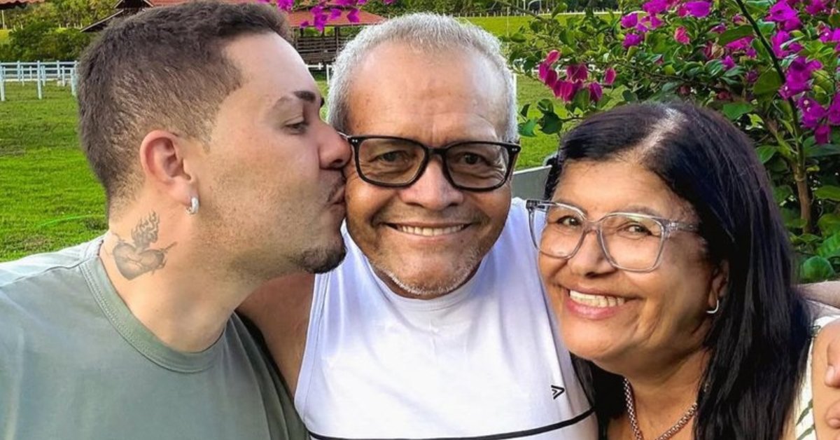 Pai de Carlinhos Maia comemora ultima sessao de quimioterapia O