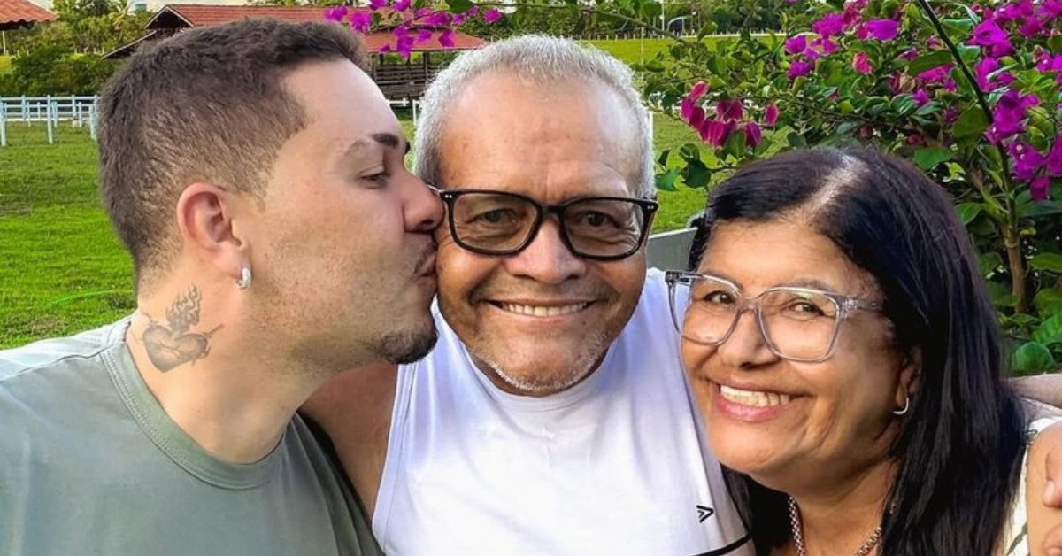 Pai de Carlinhos Maia recebe carro de luxo como presente