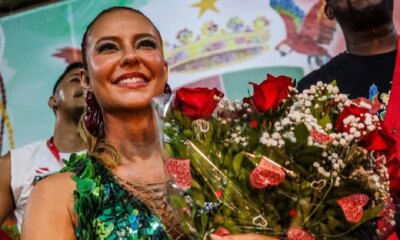 Paolla Oliveira recebe homenagem da Grande Rio apos anunciar sua