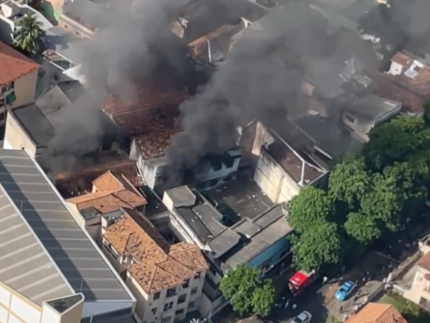Rainhas e famosos se solidarizam após incêndio em fábrica de fantasias do Rio 31 Rainhas e famosos se solidarizam apos incendio em fabrica de