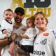 Um pai completo Neymar posta foto com Davi Mavie e