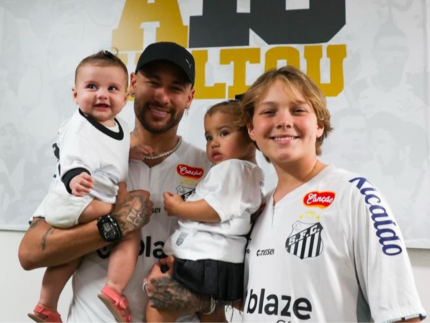 Um pai completo Neymar posta foto com Davi Mavie e