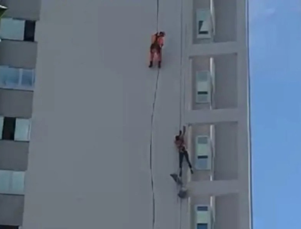 VEJA VÍDEO: Trabalhador despenca de topo do prédio e fica pendurado 31 (Foto Reprodução Redes Sociais)