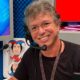 Boninho exibe gesto simbolico com Silvio Santos em sua chegada