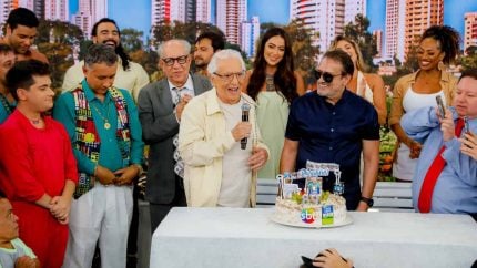 Carlos Alberto de Nóbrega completa 89 anos e ganha comemoração surpresa do SBT 31 Carlos Alberto de Nobrega completa 89 anos e ganha comemoracao