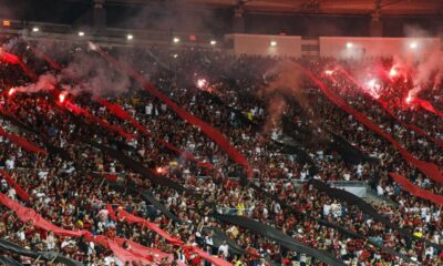 Confronto entre torcidas do Flamengo e Fluminense antes de jogo