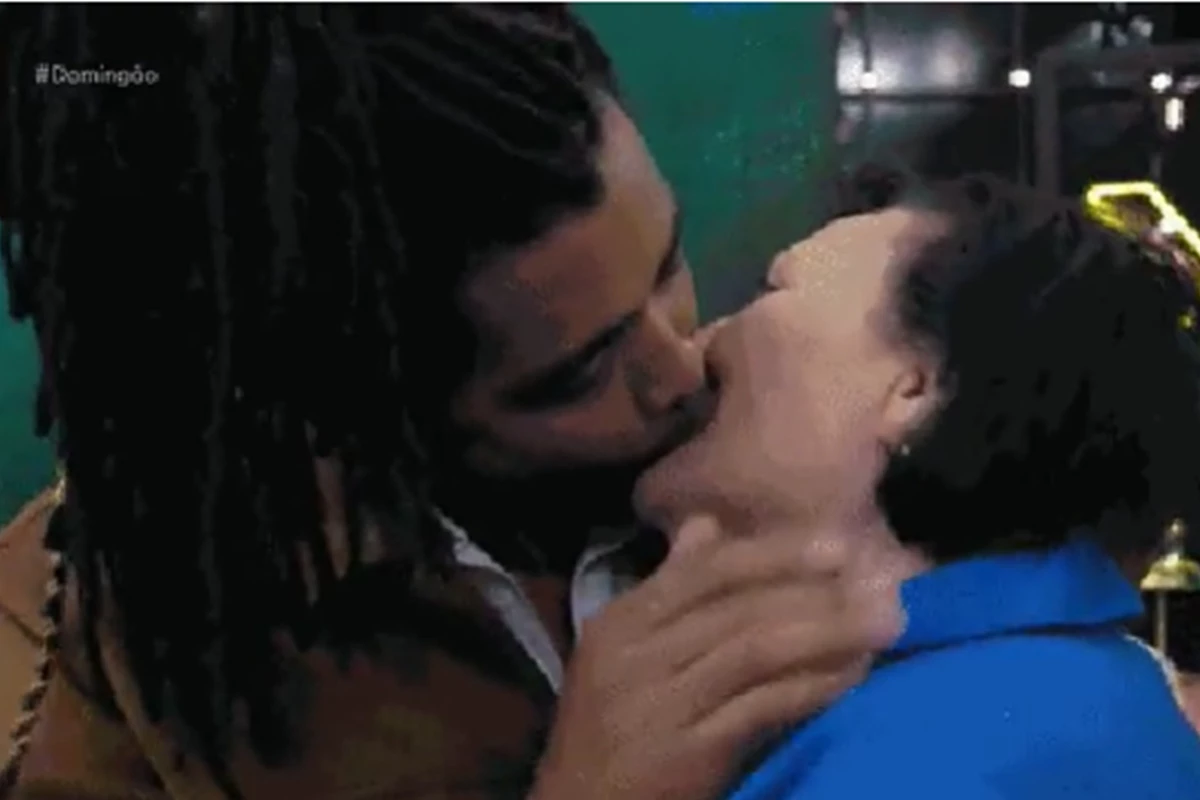 Diogo Almeida dá beijão na boca de dona Déa no Domingão 31 Diogo Almeida da beijao na boca de dona Dea no