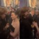 Fernanda Torres cumprimenta Mikey Madison vencedora do Oscar de Melhor