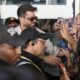 Gala turco Can Yaman desembarca no Brasil e arrasta multidao