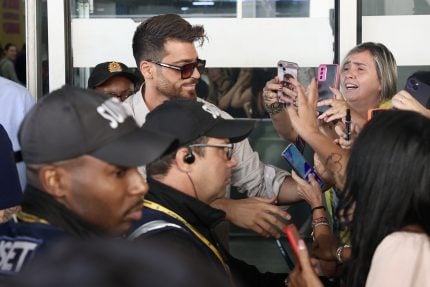 Galã turco Can Yaman desembarca no Brasil e arrasta multidão de fãs no aeroporto 31 Gala turco Can Yaman desembarca no Brasil e arrasta multidao