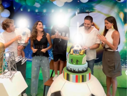 O namoro é sério! Deborah Secco já conhece filhos do namorado e foi a aniversário 31 O namoro e serio Deborah Secco ja conhece filhos do
