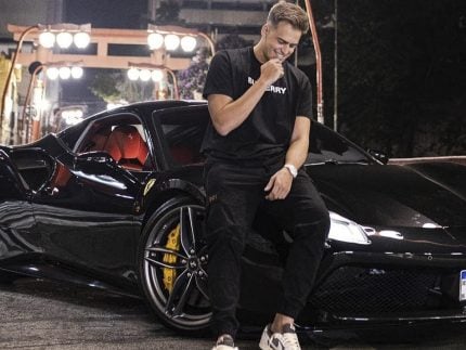 Patrimônio luxuoso: Jon Vlogs tem Ferrari e fatura mais de R$ 100 milhões por ano 31 Patrimonio luxuoso Jon Vlogs tem Ferrari e fatura mais de