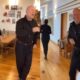 Recluso Bruce Willis surge dancando com Demi Moore para celebrar