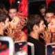 Sabrina Sato e Nicolas Prattes dao beijao ao chegar no