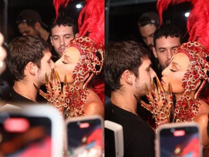 Sabrina Sato e Nicolas Prattes dão beijão ao chegar no Desfile das Campeãs 31 Sabrina Sato e Nicolas Prattes dao beijao ao chegar no