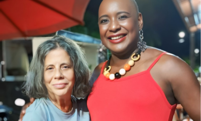 Apos conseguir nova moradia Maria Gladys posa com fas em