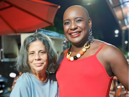 Após conseguir nova moradia, Maria Gladys posa com fãs em bar 31 Apos conseguir nova moradia Maria Gladys posa com fas em