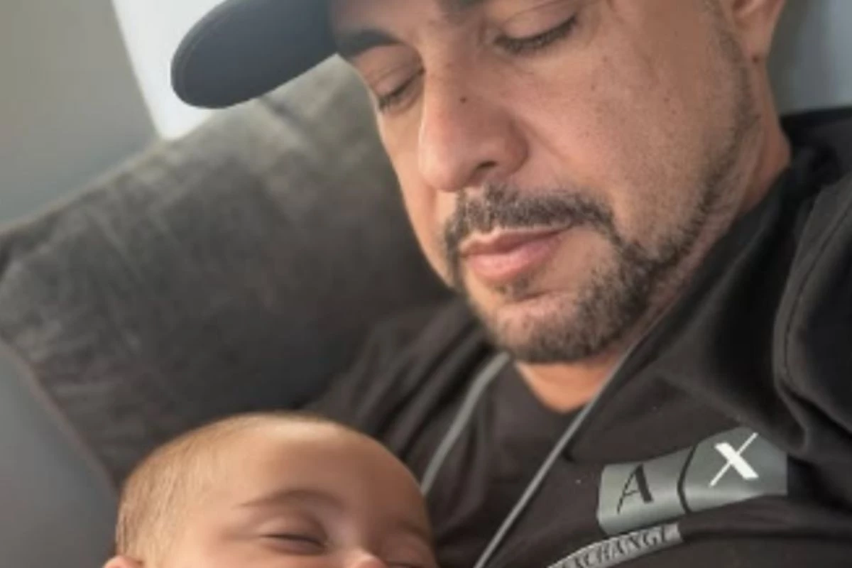 Após dias longe da filha, Zezé Di Camargo celebra o primeiro banho de bacia de Clara 35 Apos dias longe da filha Zeze Di Camargo celebra o
