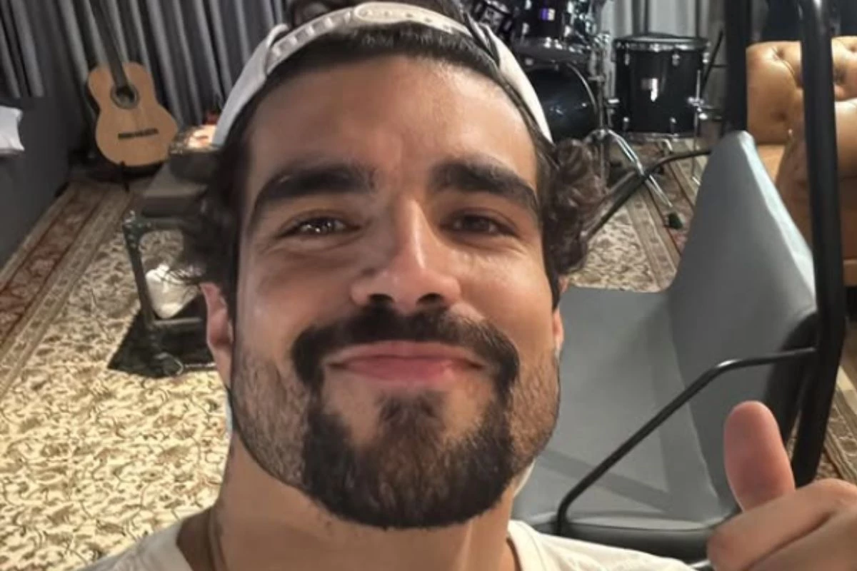Caio Castro conta a sua escolha entre ‘pretinha ou branquinha’: ‘Um cafezinho, ou um leitinho’ 31 Caio Castro conta a sua escolha entre ‘pretinha ou branquinha