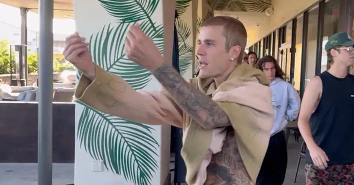Justin Bieber viraliza ao ser visto revoltado com paparazzi em cafeteria 31 Justin Bieber viraliza ao ser visto revoltado com paparazzi em