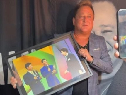 Leonardo e surpreendido com presente e homenagem da Familia Abravanel