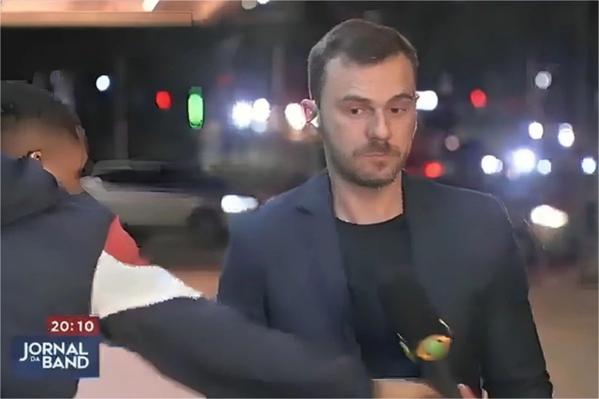 Vídeo mostra repórter da Band sofrendo tentativa de roubo ao vivo: ‘Tá cada dia mais difícil’ 33 Video mostra reporter da Band sofrendo tentativa de roubo ao