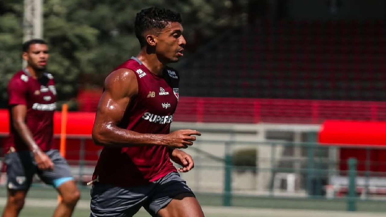 Volante Luiz Gustavo do São Paulo foi internado às pressas! 31 Volante Luiz Gustavo do Sao Paulo foi internado as pressas